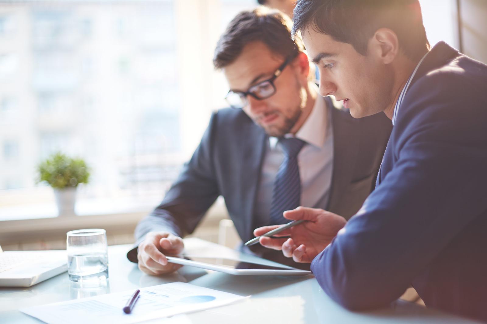 Expert immobilier analysant un dossier d'évaluation