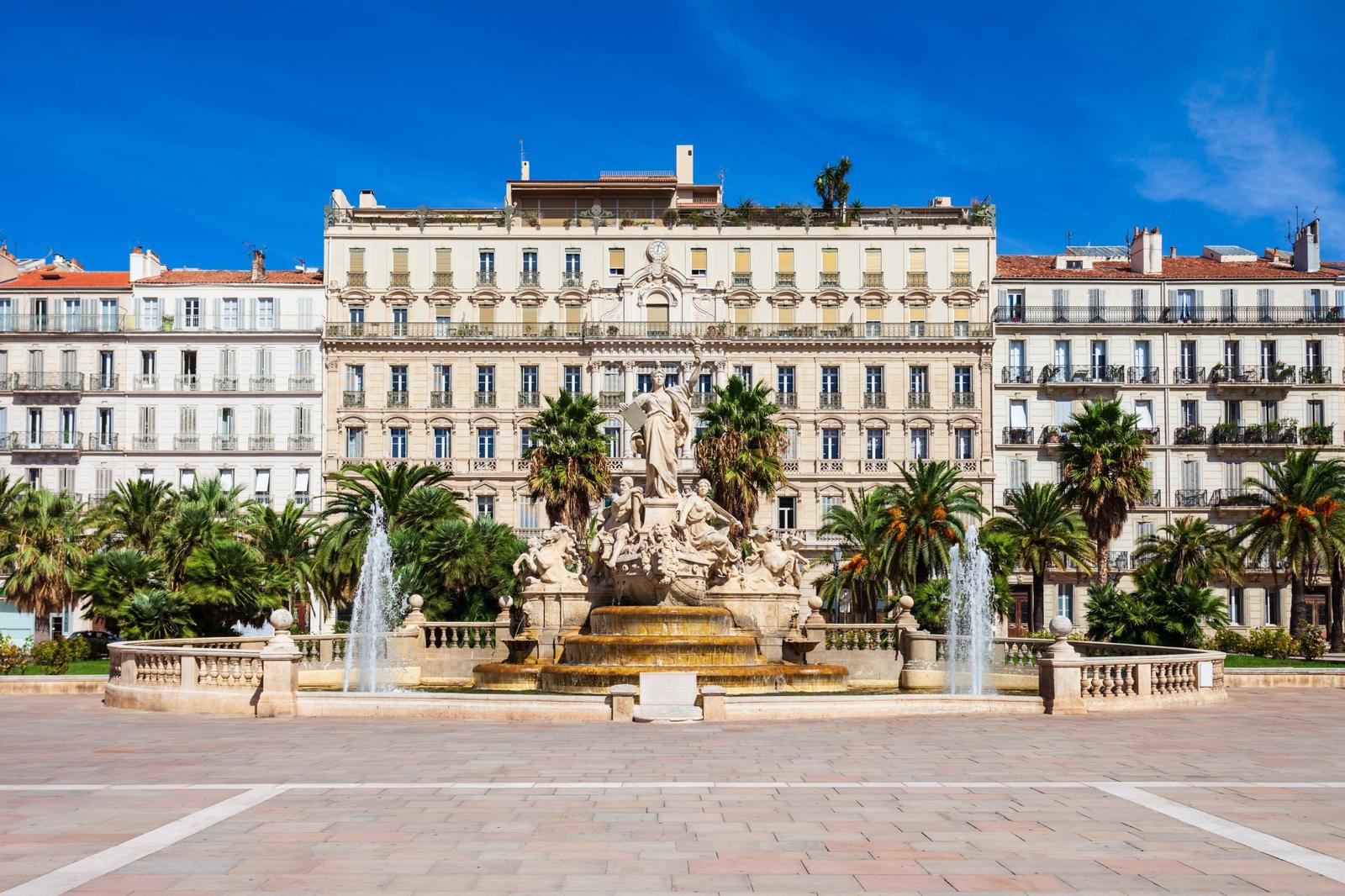 Place de la Liberté et fontaine de la Fédération à Toulon